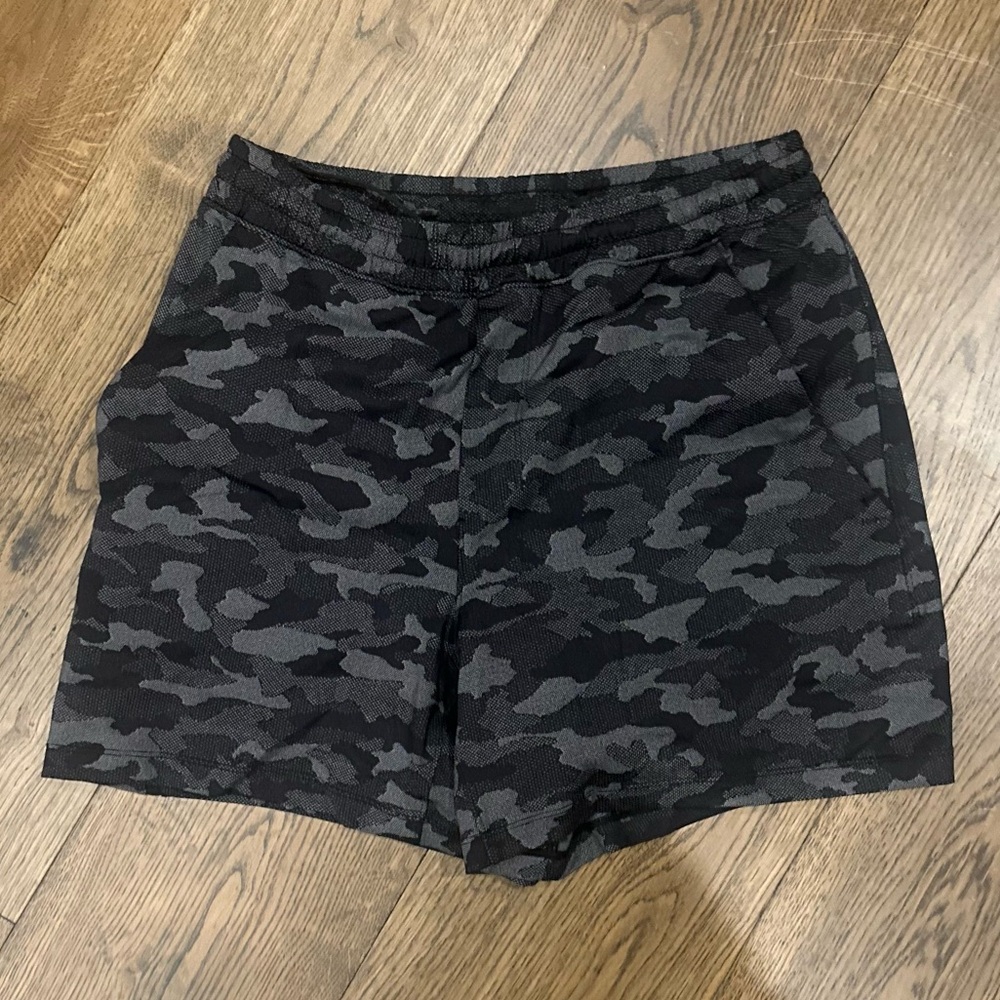 Lululemon men’s black camo pace breaker shorts 5 inch inseam lined